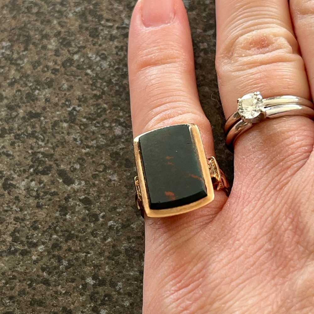 Antique 10K Gold Bloodstone Tablet Signet Ring- 5.5 size & 4.84 Grams - Picture 3 of 12